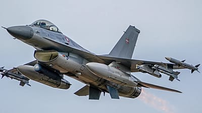 Истребитель королевских ВВС Дании летит во время учений НАТО Crystal Arrow 2022 на полигоне Адажи в Латвии, 11 марта 2022 года.