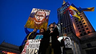 Aktywiści Fridays For Future z portretami Władimira Putina i Wołodymyra Zełenskiego podczas protestu w Warszawie 22 kwietnia 2022 r. 
