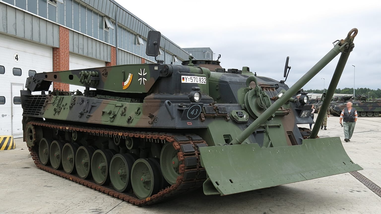 Berge- und Pionierpanzer der Bundeswehr werden oft bei Waldbränden eingesetzt 