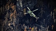 Symbolbild: NH90-Hubschrauber mit Löschwasserbehälter bei einem Waldbrand in der Sächsischen Schweiz 2022.