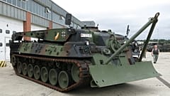 Berge- und Pionierpanzer der Bundeswehr werden oft bei Waldbränden eingesetzt 