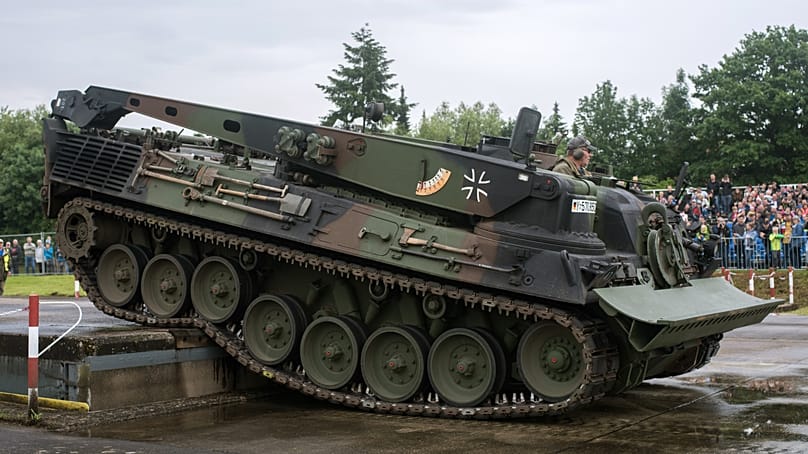 Bergepanzer Standard bei der dynamischen Vorführung am Tag der Bundeswehr 2016 in Trier, am 11.06.2016.