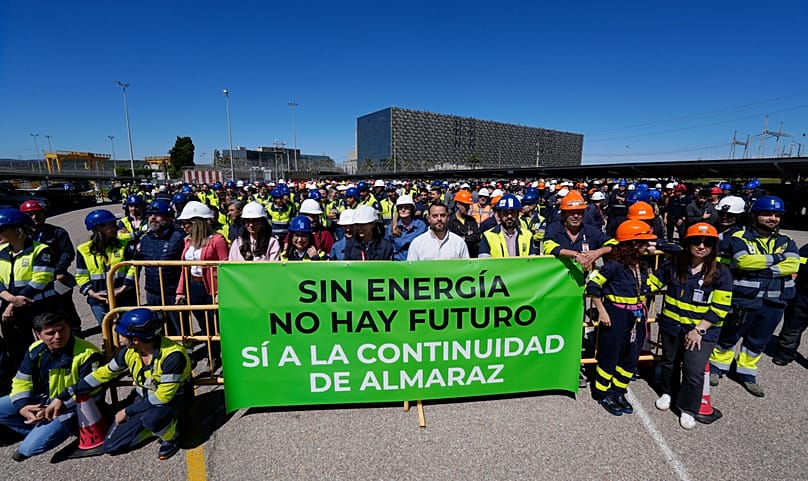 Manifestación para mantener la central de Almaraz abierta, en el centro, Fernando Sánchez, presidente de la plataforma ciudadana Sí a Almaraz, Sí al futuro.