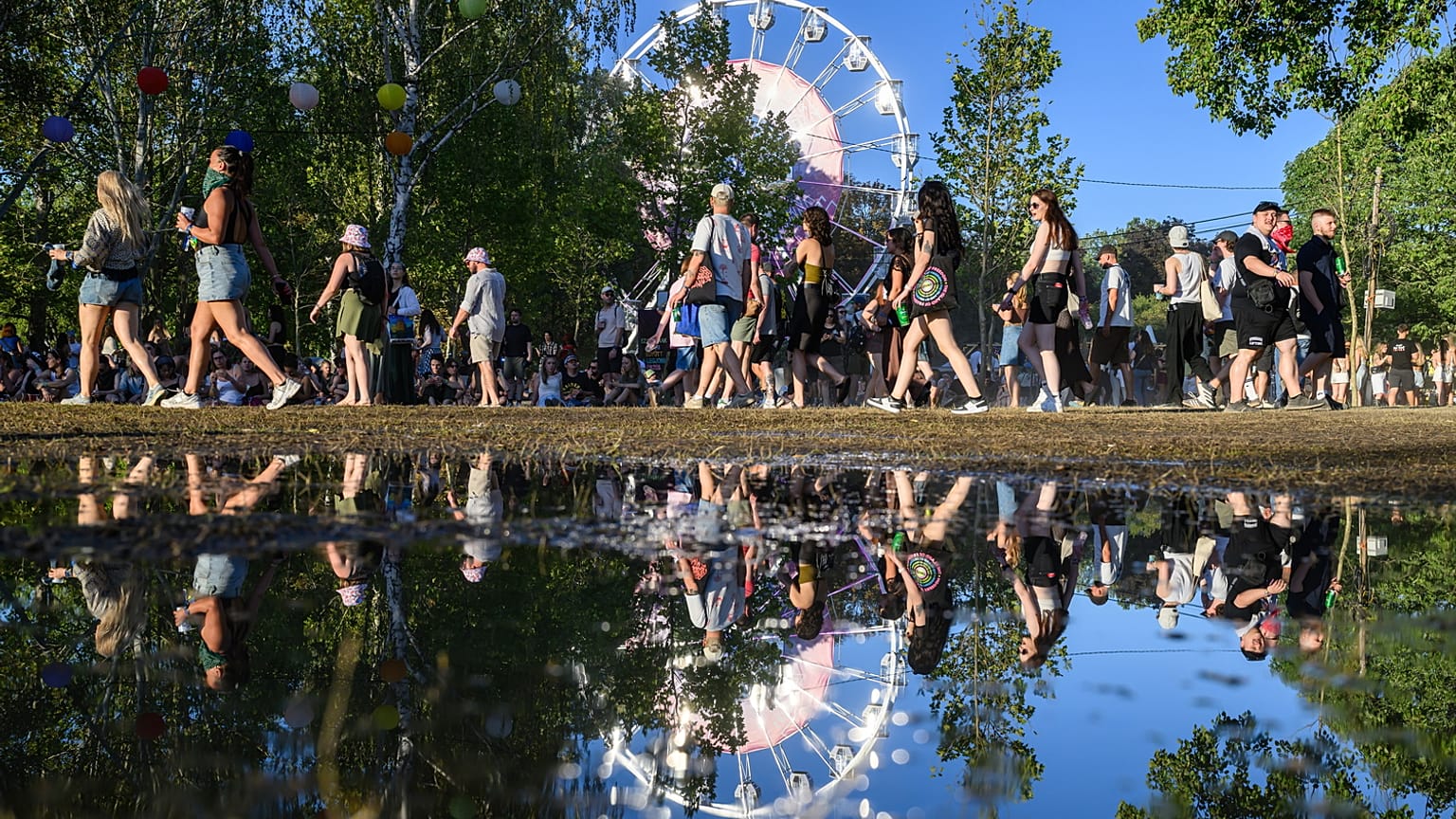 Fesztiválozók a 32. Sziget fesztivál harmadik napján az óbudai Hajógyári-szigeten 2026. augusztus 13-án