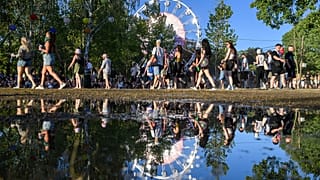 Fesztiválozók a 32. Sziget fesztivál harmadik napján az óbudai Hajógyári-szigeten 2026. augusztus 13-án