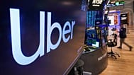 Le logo d'Uber est visible au-dessus d'un poste de négociation, à la Bourse de New York, le lundi 20 octobre 2025.