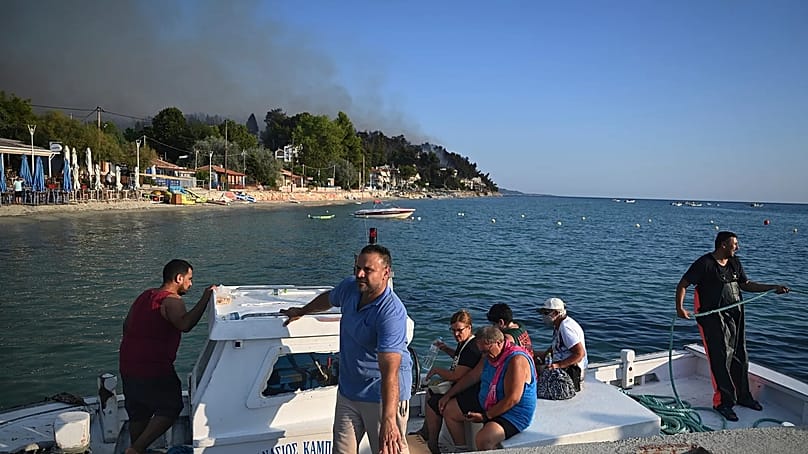 Fischerboote retteten Urlauber, die vor den Bränden in Nordgriechenland flohen. 13. August 2026.