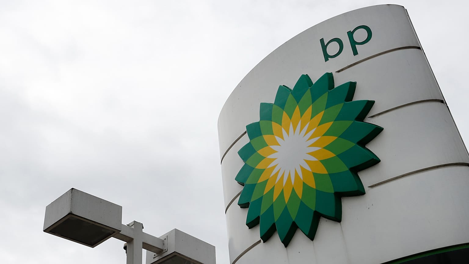 ΑΡΧΕΙΟ. Το λογότυπο της British Petroleum, BP, κοσμεί πρατήριο καυσίμων στο δυτικό Λονδίνο, Αύγ. 2020