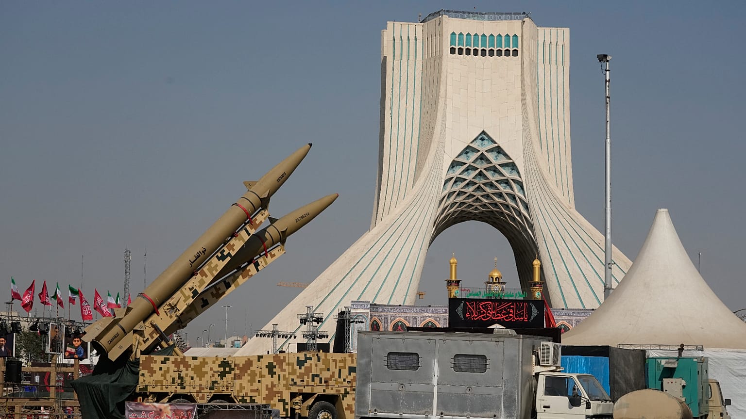 تعرض القوات المسلحة صواريخ ذو الفقار، والصواريخ العلوية، وصواريخ ذو الفقار بصير الإيرانية المصنعة محلياً في معرض مؤقت أمام نصب آزادي (الحرية) التذكاري في طهران