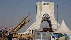 تعرض القوات المسلحة صواريخ ذو الفقار، والصواريخ العلوية، وصواريخ ذو الفقار بصير الإيرانية المصنعة محلياً في معرض مؤقت أمام نصب آزادي (الحرية) التذكاري في طهران