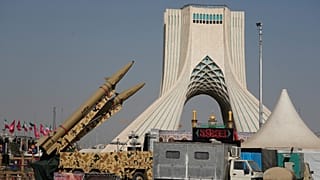 تعرض القوات المسلحة صواريخ ذو الفقار، والصواريخ العلوية، وصواريخ ذو الفقار بصير الإيرانية المصنعة محلياً في معرض مؤقت أمام نصب آزادي (الحرية) التذكاري في طهران