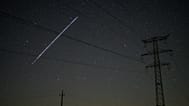 ARCHIVES - Une chaîne de satellites Starlink de SpaceX survole Salgótarján, en Hongrie, le 12 mai 2021 au petit matin.