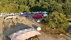 Ujęcie z drona przedstawiające festiwal Medicine na terenie Wasing Estate w hrabstwie Berkshire w Wielkiej Brytanii.