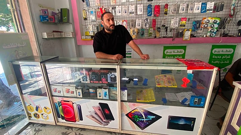 محل بيع وإصلاح هواتف محمولة مستعملة في مخيم النصيرات وسط قطاع غزة