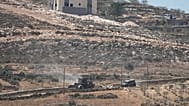 آليات تابعة للجيش الإسرائيلي تعمل بالقرب من منازل فلسطينية يحاصرها مستوطنون إسرائيليون في قرية قصرة بالضفة الغربية المحتلة، جنوب نابلس
