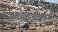 آليات تابعة للجيش الإسرائيلي تعمل بالقرب من منازل فلسطينية يحاصرها مستوطنون إسرائيليون في قرية قصرة بالضفة الغربية المحتلة، جنوب نابلس