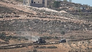 آليات تابعة للجيش الإسرائيلي تعمل بالقرب من منازل فلسطينية يحاصرها مستوطنون إسرائيليون في قرية قصرة بالضفة الغربية المحتلة، جنوب نابلس
