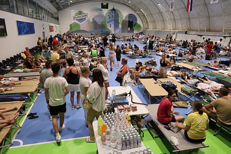 Átmeneti szállás nyílt az erdőtűz elől menekülőknek Omisban 2026. augusztus 13-án éjjel