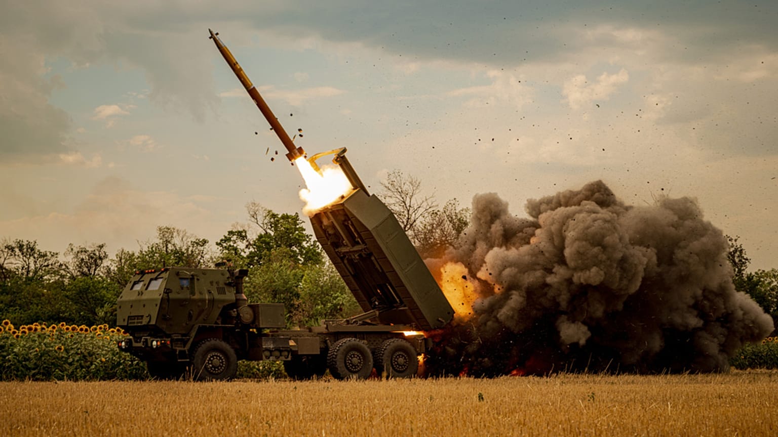 Ukrayna ordusunun 148'inci Tugayı'na bağlı HIMARS ekibi, ülkenin doğusundaki cephe hattında Rus mevzilerine roket fırlatıyor, 8 Ağustos 2026.