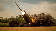 Ukrayna ordusunun 148'inci Tugayı'na bağlı HIMARS ekibi, ülkenin doğusundaki cephe hattında Rus mevzilerine roket fırlatıyor, 8 Ağustos 2026.