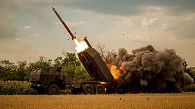 Jednostka HIMARS ze 148. Brygady Armii Ukrainy wystrzeliwuje rakiety w kierunku rosyjskich pozycji na linii frontu na wschodzie kraju, 8 sierpnia 2026 r.