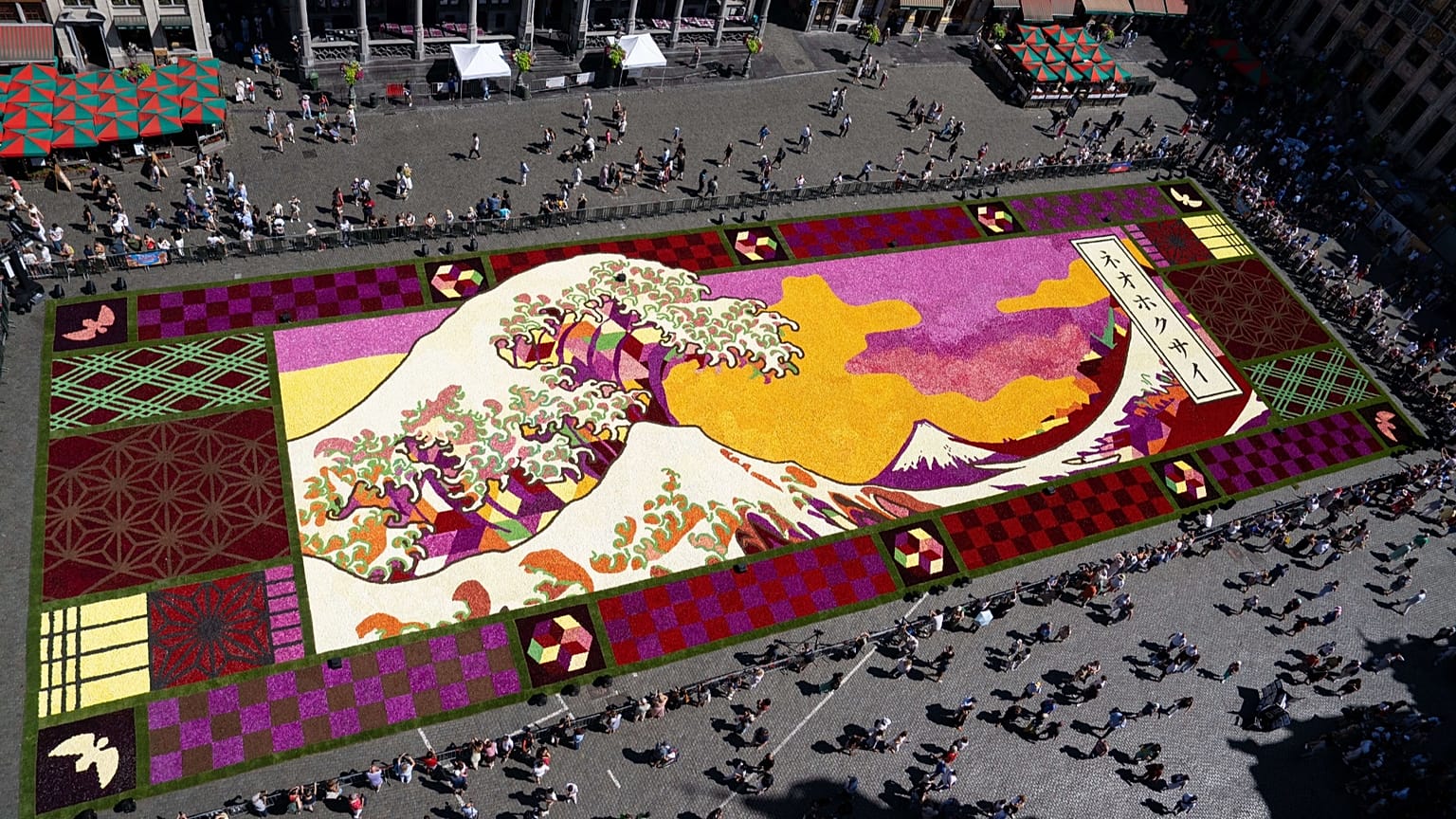 Ein riesiger Blumen-Teppich, inspiriert von Hokusais „Große Welle vor Kanagawa“, auf dem Grand-Place in Brüssel, 13. August 2026.