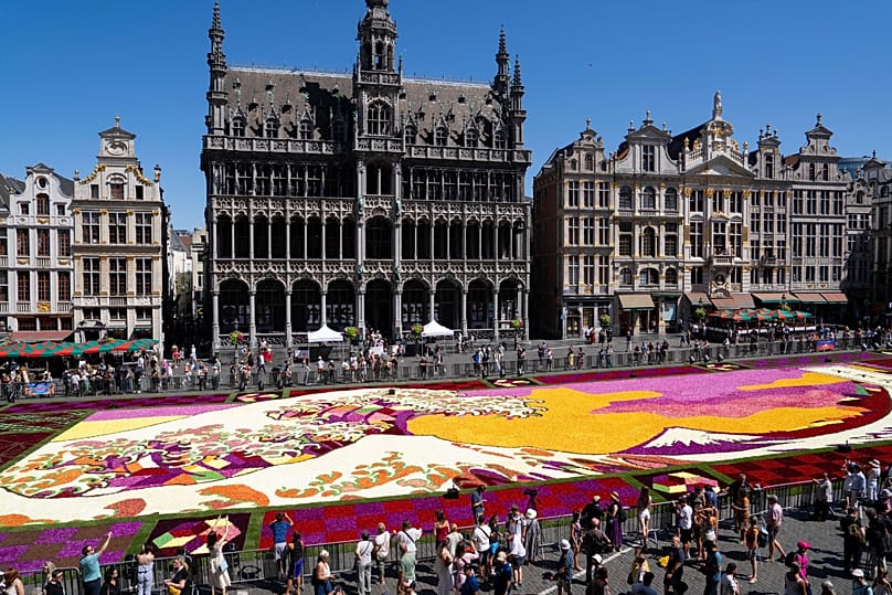 Ein riesiger, von Hokusai inspirierter Blumenteppich auf dem historischen Grand-Place in Brüssel, Donnerstag, 13. August 2026.