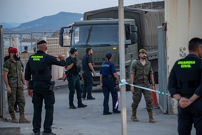 Las fuerzas de seguridad españolas se concentran en la frontera hispano-marroquí para regresar a Marruecos desde el enclave español de Ceuta, el domingo 2 de agosto de 2026.