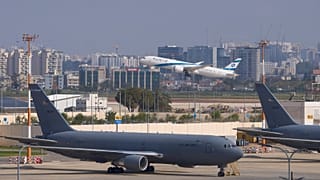 طائرة إسرائيلية تقلع من مطار بن غوريون الدولي، بالقرب من تل أبيب الحميس 9 أبريل 2026