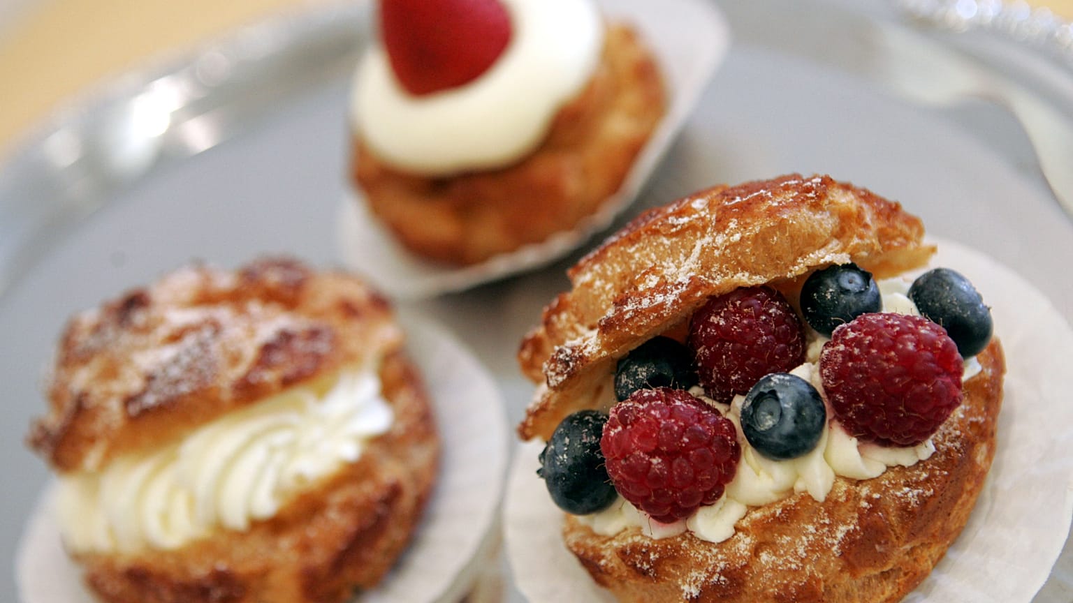 يمكن رؤية أنواع مختلفة من فطائر الكريمة التقليدية في متجر Choux Factory في نيويورك، يوم الخميس 28 يوليو 2005. 