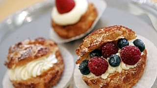 يمكن رؤية أنواع مختلفة من فطائر الكريمة التقليدية في متجر Choux Factory في نيويورك، يوم الخميس 28 يوليو 2005. 