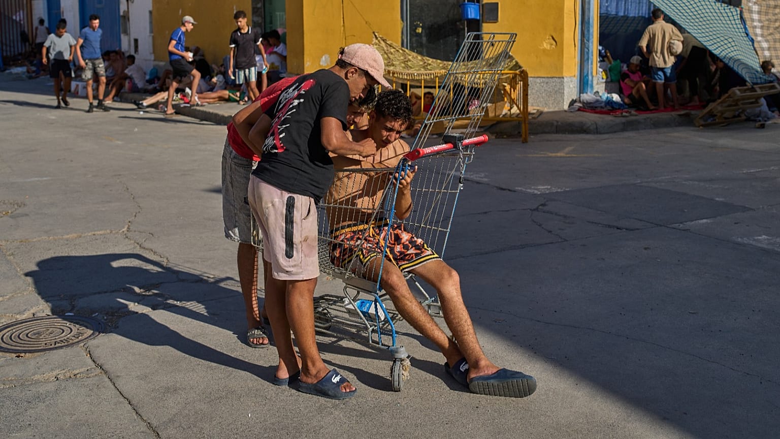 Unos migrantes en la ciudad española de Ceuta en agosto de 2026 tras la avalancha del mes de julio.