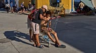 Unos migrantes en la ciudad española de Ceuta en agosto de 2026 tras la avalancha del mes de julio.