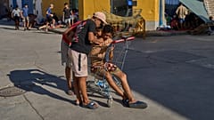 Migranci w hiszpańskiej Ceucie w sierpniu 2026 roku, po lipcowym masowym napływie.