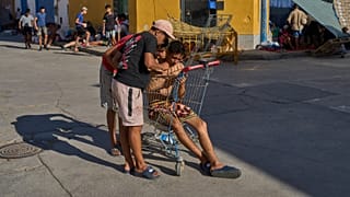 Unos migrantes en la ciudad española de Ceuta en agosto de 2026 tras la avalancha del mes de julio.