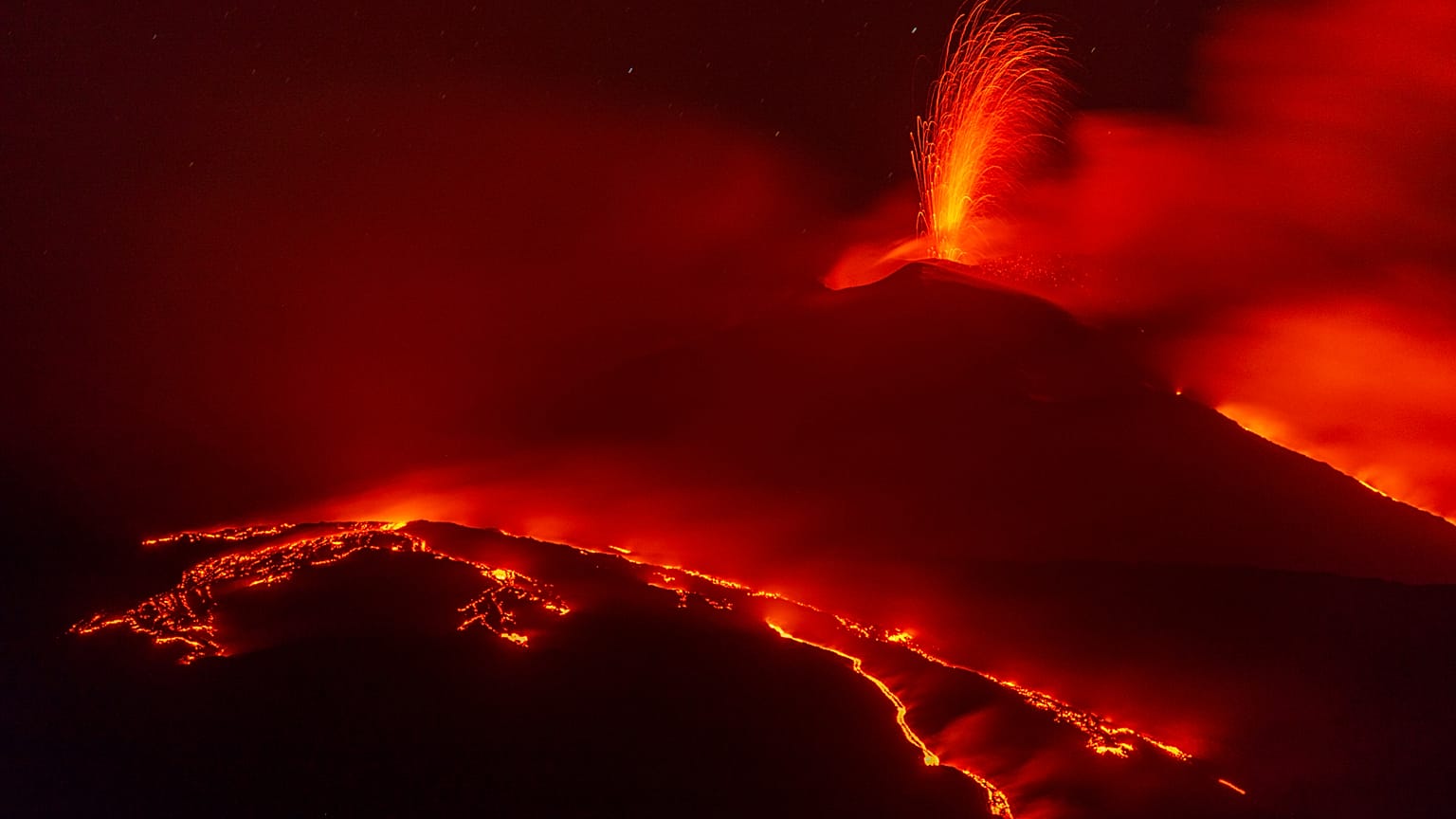 Atividade eruptiva mantém-se no monte Etna: duas correntes de lava descem pelas encostas do vulcão, vistas de Nicolosi, perto de Catânia, Itália, terça, 26 de agosto
