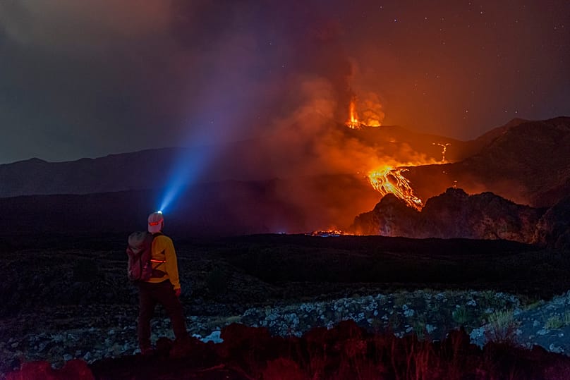 A atividade eruptiva mantém-se no Etna, onde as correntes de lava continuam a descer pelas encostas do vulcão, vista de Mareneve, perto de Catânia, Itália, 13 de agosto de 2026. 