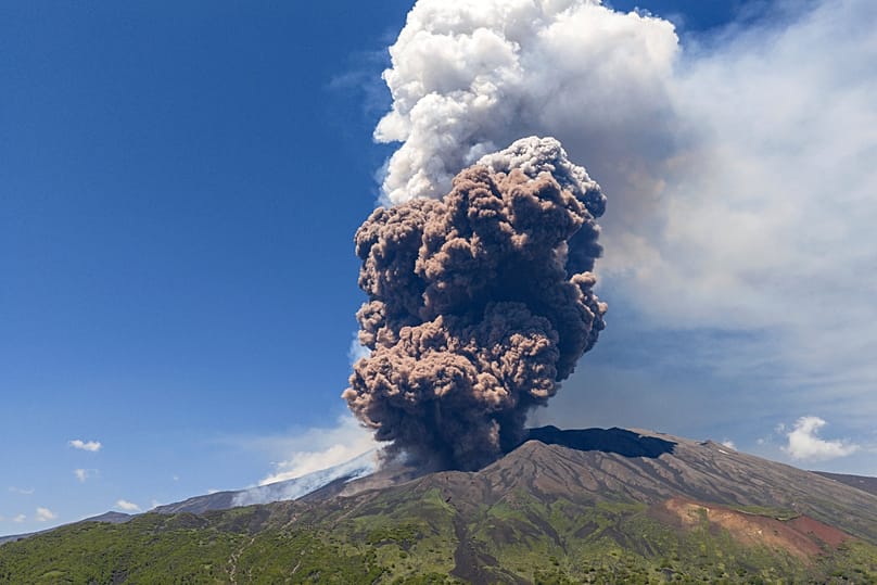 Fumo espesso sobe do vulcão Etna, Itália, segunda-feira, 2 de junho de 2025. 