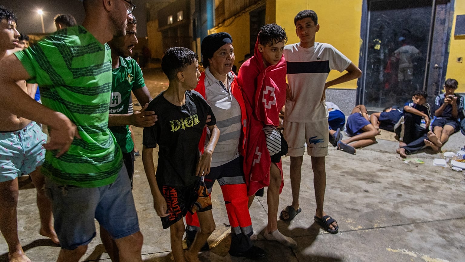 Los menores no acompañados que cruzaron a España desde Marruecos pasan la noche en las calles del enclave español de Ceuta, el viernes 31 de julio de 2026. 