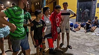 Los menores no acompañados que cruzaron a España desde Marruecos pasan la noche en las calles del enclave español de Ceuta, el viernes 31 de julio de 2026. 