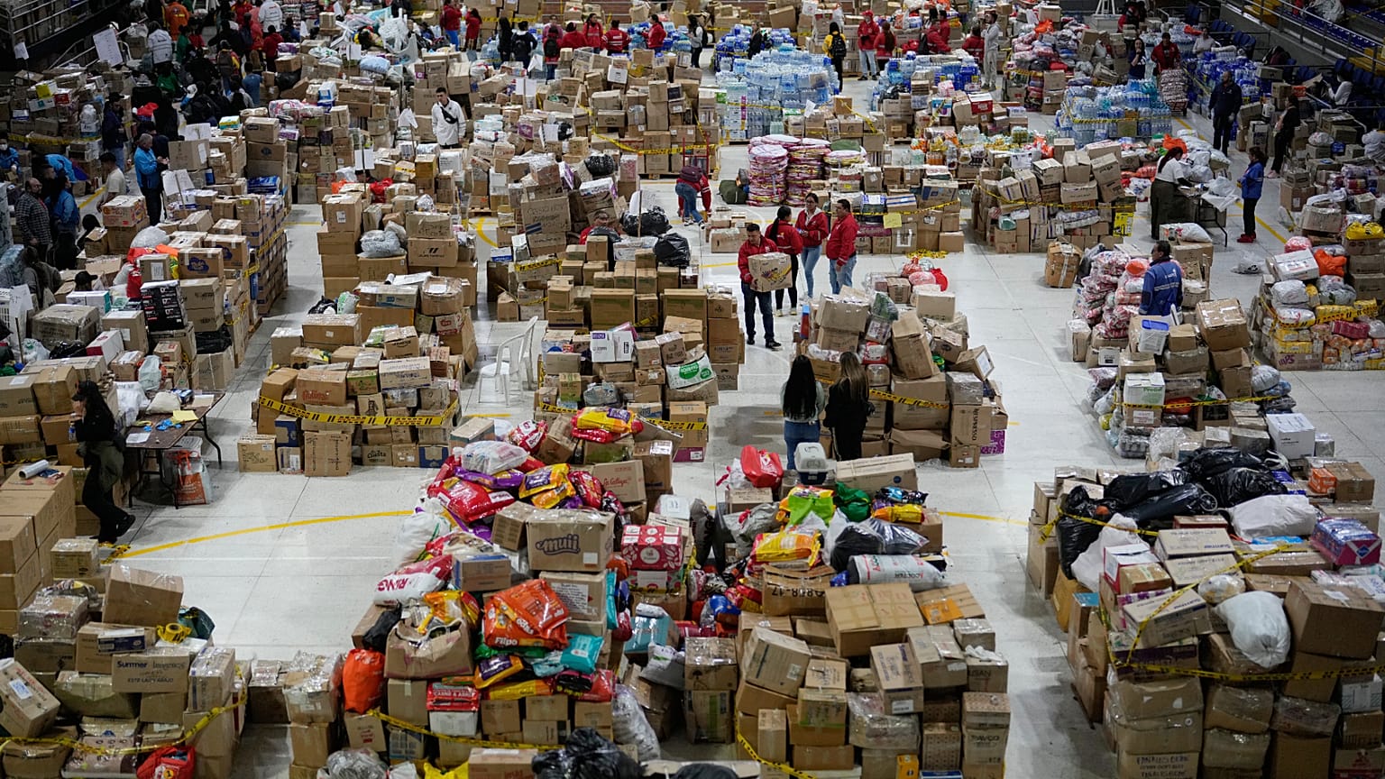 Voluntarios clasifican la ayuda destinada a las personas afectadas por el terremoto en el departamento del Chocó, en Bogotá, Colombia, el martes 18 de agosto de 2026.