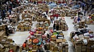 Voluntarios clasifican la ayuda destinada a las personas afectadas por el terremoto en el departamento del Chocó, en Bogotá, Colombia, el martes 18 de agosto de 2026.