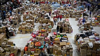 Voluntarios clasifican la ayuda destinada a las personas afectadas por el terremoto en el departamento del Chocó, en Bogotá, Colombia, el martes 18 de agosto de 2026.