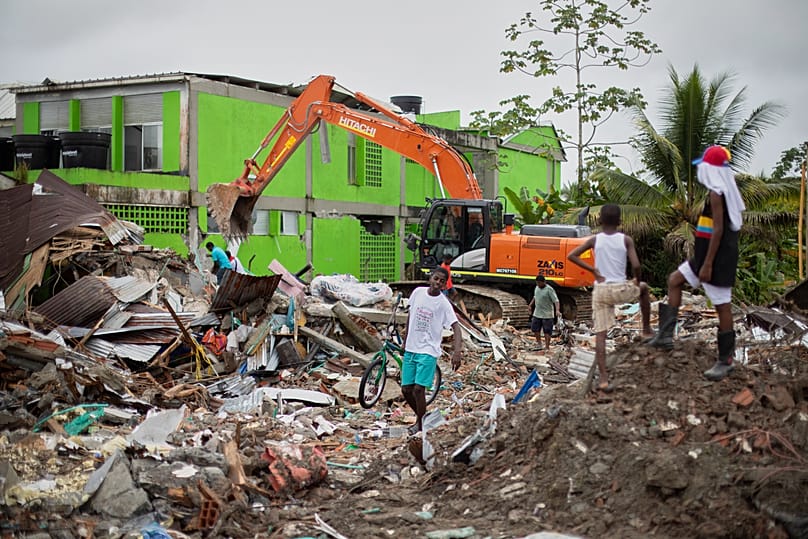 Una retroexcavadora retira escombros del terremoto en Quibdó, Colombia, el lunes 17 de agosto de 2026. (Foto AP/Paula Orozco)