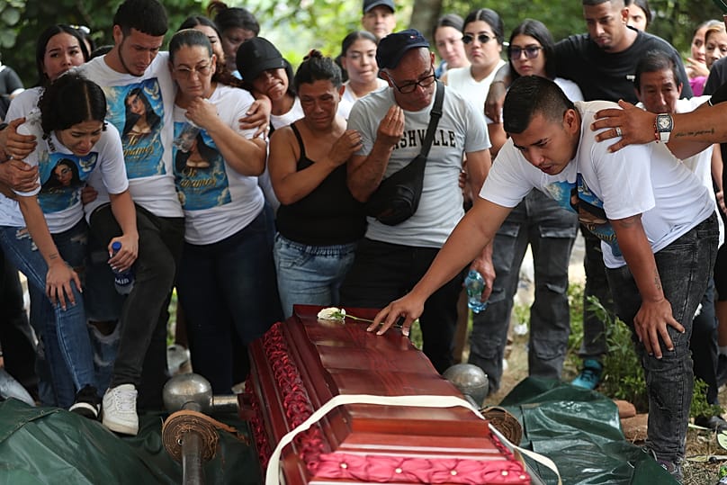 Sebastián Iguira, a la derecha, llora durante el funeral de su esposa, Lorena Restrepo, que falleció en su domicilio cuando un terremoto sacudió Colombia el 14 de agosto 2026.