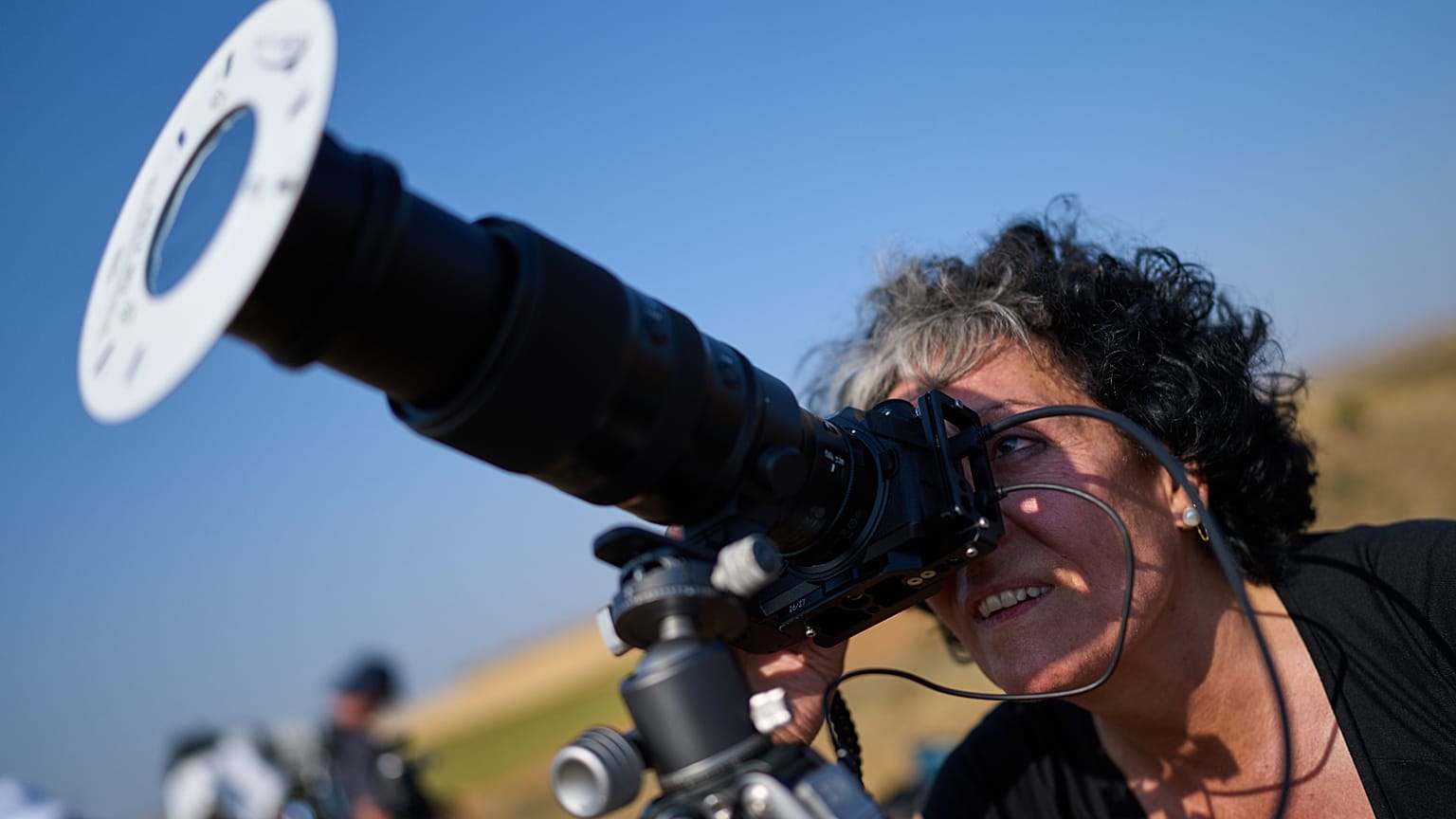 Mara Estepa, miembro del grupo de astrofotografía amateur «Los Taraos», prepara su cámara para fotografiar un eclipse solar total en Berlanga de Duero.