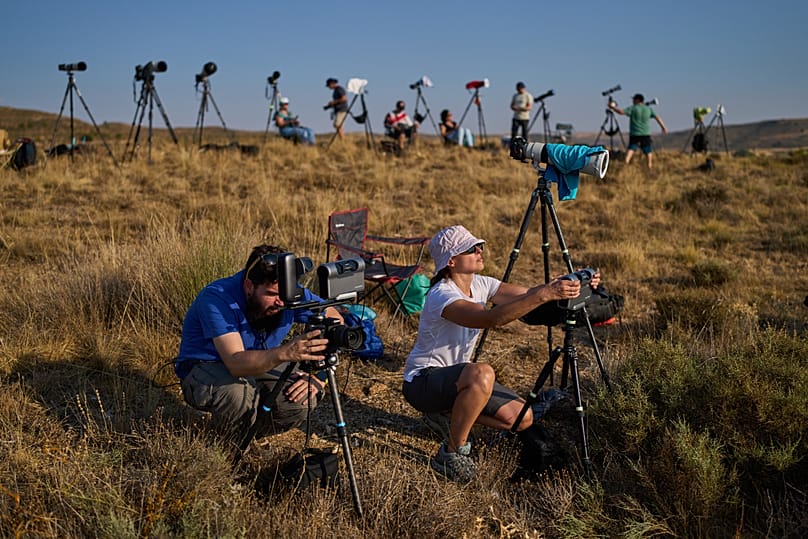 El miércoles 12 de agosto de 2026, los miembros del grupo de astrofotografía amateur "Los Taraos" instalaron cámaras para el eclipse solar total en Berlanga de Duero.