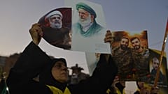 سيدة تحمل صور نعيم قاسم والمرشد الإيراني الراحل علي خامنئي خلال تجمع في الضاحية الجنوبية لبيروت، بالتزامن مع جنازته الأربعاء 8 يوليو 2026
