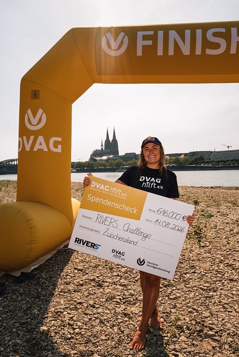 Nathalie Pohl, ganz stolz mit dem Spendenscheck