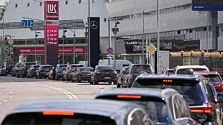 Cars line up at a Lukoil gas station in Moscow, 30 June, 2026